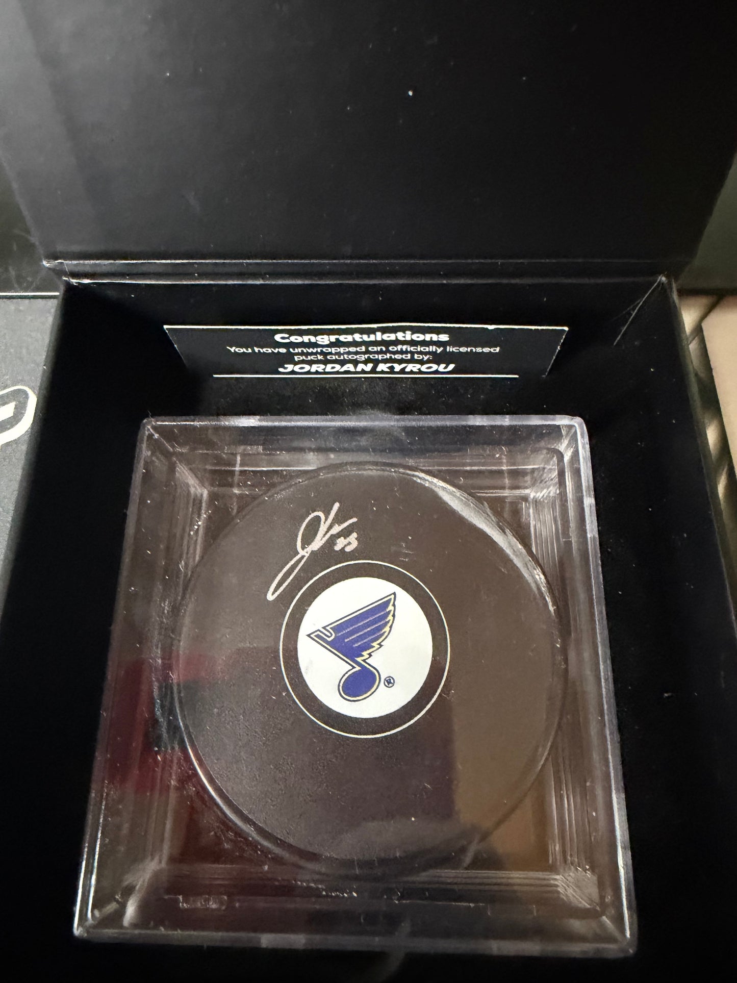 FANATICS UNDER WRAPS AUTO HOCKEY PUCK - JORDAN KYROU | ST. LOUIS BLUES